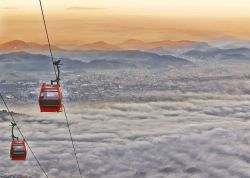 Fotografia aerea della funivia al Pohorje, Maribor - Tre seggiovie doppie, 1 a 4 posti, 1 a 6 posti e 16 funivie: tanto offre la nuova struttura del centro sciistico di Pohorje che dista poco ...