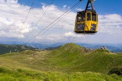 Funivia al Monte Cimone, Sestola, Emilia Romagna. Da Sestola si raggiungono le piste del Cimone tramite la funivia: siamo nel più ampio comprensorio sciistico dell'Appennino tosco-emiliano ...