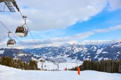 Funivia al resort sciistico di Zell-am-See, Austria. Situata a circa 100 km a est di Innsbruck, questa cittadina venne fondata dai romani ed è una delle più antiche del Pinzgau.

 ...