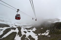 Funivia sul ghiacciaio, Valle dello Stubai: la cabine viaggiano sospese sul nulla ad altezze vertiginose sullo Stubaier Gletscher, prima di raggiungere la Bergstation Elsgrat a quota 2900 metri ...