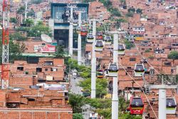 Funivia in arrivo a una stazione di Medellin, Colombia. E' il primo sistema di ascensore a gondola al mondo dedicato al trasporto pubblico - © Jess Kraft / Shutterstock.com