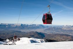 Funivia per le piste di Chamrousse, Grenoble, Francia.
