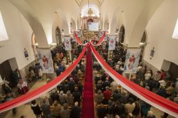 La funzione religiosa che si svolge in occasione della Festa das Tochas Floridas a Sao Bras de Alportel, Portogallo - © Mauro Rodrigues / Shutterstock.com