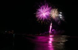 Fuochi artificiali a Senigallia durante il periodo del Summer Jamboree, il festival degli anni cinquanta