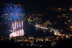 Fuochi artificiali ad Omegna sul Lago d'Orta in estate (Piemonte)