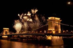 Fuochi d'artificio sul Danubio a Budapest, ...