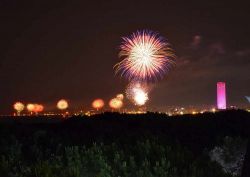 La notte Rosa della riviera romagnola: i fuochi artificiali fotografati dalla terrazza panoramica dell'Hotel Antares che si eleva in modo spettacolare sulla pineta di Pinarella. Sulla destra ...