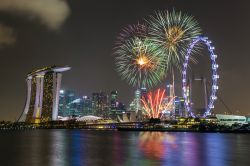 Fuochi d'artificio colorati a Marina Bay, Singapore - © 294172409 / Shutterstock.com