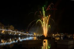 Fuochi d'artificio nel centro di Marsascala (isola di Malta) durante la festa di Sant'Anna che si svolge nel mese di luglio.



