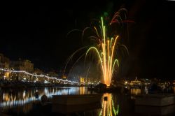 Fuochi d'artificio nel centro di Marsascala (isola di Malta) durante la festa di Sant'Anna che si svolge nel mese di luglio.



