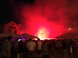 Fuochi nella notte nella cittadina di Pirovac, Croazia: gli abitanti riuniti in occasione del campionato mondiale fra Croazia e Inghilterra.

