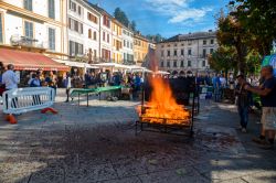 Fuoco in piazza a Orta San Giulio per cuocere le castagne. Siamo in Piemonte, sul Lago d'Orta - © sbellott / Shutterstock.com