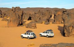 Fuoristrada nel deserto dell'Algeria: siamo tra i paesaggi all'interno dell'Erg Tihodaine - Foto di Giulio Badini