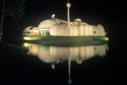 Fotografia notturna del futuristico electric cottage a Orlando, Florida - © Joseph Sohm / Shutterstock.com 