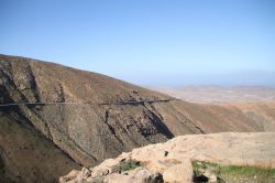 Il tragitto che porta al comune portoghese di Pajara, Fuerteventura - Oltre al fatto che si estende per circa 20 km, qui la differenza la fa l'altitudine. Sono e non pochi, ben 450 metri ...