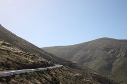 Percorso stradale panoramico per Pajara, Fuerteventura (Isole Canarie) - Assomiglia un pochino alla strada che, in Costa Azzurra, sfocia a Mentone e Montecarlo. La somiglianza è simile ...