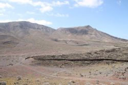 Terra risalente all'epoca preistorica di Fuerteventura, Spagna - Spesso qui avvengono moltissime gite, di solito accompagnate da una guida esperta, il cui scopo è tornare indietro ...
