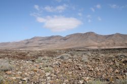 Veduta del villaggio preistorico a Fuerteventura, Spagna - Potrebbe sembrare per certi versi un deserto messicano, invece si trova a soli pochi km dal centro delle maggiori località delle ...