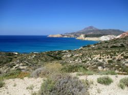 Fyriplaka: una vista dall'alto della baia di Fyriplaka, sulla costa meridionale dell'isola di Milos. Accanto alla baia princiapale se ne trova un'altra, più piccola, dove ...