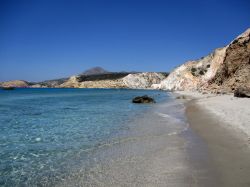 Fyriplaka, Milos, Grecia: l'immagine parla da sola. Il colore dell'acqua e quello delle rocce creano un paesaggio stupendo e ideale per godersi una giornata di relax.