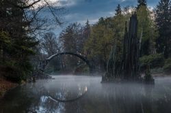 Gablenz, Sassonia: il Ponte del Diavolo di Kromlau in una mattina d'autunno in Germania