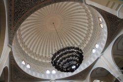 Gaddafi Mosque a Kampala, Uganda: la cupola centrale della moschea con il prezioso lampadario.
