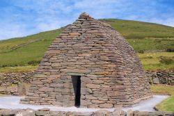 Gallarus Oratory vicino a Dingle, Irlanda. Questa chiesa in miniatura del IX° secolo si trova nei pressi di Dingle, nella contea di Kerry. La forma con cui è stata modellata ricorda ...