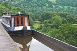 Una barca attraversa l'Acquedotto di Pontcysyllte che porta il Canale di Llangollen vicino a Llangollen in Galles  - © Jane McIlroy / Shutterstock.com