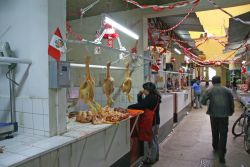 Galline pronte per essere vendute in un banco macelleria nel mercato di Huaraz, Perù - © steve estvanik / Shutterstock.com