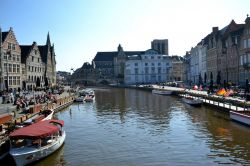 Gand, Belgio: sulla sinista Graslei, sulla destra Korenlei, sono le due strade in cui si concentra gran parte del turismo di Gand e probabilmente anche le più fotografate della città. ...