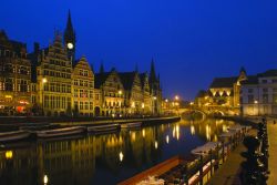 Belgio: la città di Gent in una suggestiva immagine serale.