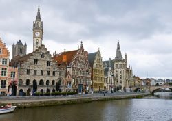 Il corso del Lys, uno dei due fiumi che scorre tra gli edifici storici del centro di Gand (Gent), nelle Fiandre.