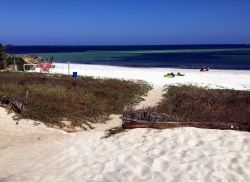 Garoda Beach Resort (Watamu): la spiaggia del Garoda Beach Resort e le acque turchesi che, con la bassa marea, lasciano affiorare una lingua di sabbia che si protende nel mare.