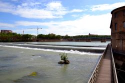 Una veduta della Garonne in corrispondenza della Passerelle Viguerie, ideale per una suggestiva camminata lungo le rive del fiume che attraversa il cuore di Toulouse, in Francia. 