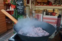 Speck, cipolla e patate al villaggio natalizio di Place de Gaulle ad Ajaccio