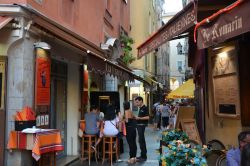 Gatronomia e ristoro nel quartiere storico di Nizza, Francia. Due dei tanti ristoranti che si affacciano sulle vie della vecchia Nizza dove non manca la possibilità di assaporare le specialità ...