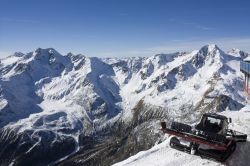 Gatto delle nevi in azione in Val Senales, Trentino Alto Adige. Veicolo a motore cingolato per muoversi sulla neve, questo caratteristico mezzo è dotato di una cabina ottimizzata per ...