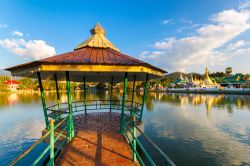 Gazebo sullo stagno di Nong Jong Kham nella provincia di Mae Hong Son, nord della Thailandia.
