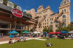 Gente a passeggio e in shopping al mercato dei contadini di The Pearl Brewery, San Antonio, Texas - © Eblis / Shutterstock.com