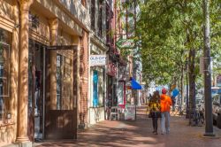 Gente a passeggio in Market Street nella vecchia città di Philadelphia, Pennsylvania (USA) - © littlenySTOCK / Shutterstock.com