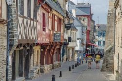 Gente a passeggio in rue des Vierges nel cuore di Josselin, Francia - © Evgeny Shmulev / Shutterstock.com