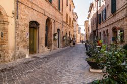 Gente a passeggio in una strada del centro di Recanati, Marche.



