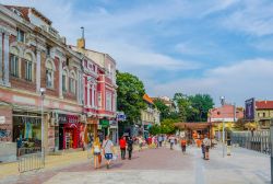 Gente a passeggio in una strada pedonale del centro di Varna, Bulgaria - © trabantos / Shutterstock.com