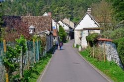 Gente a passeggio in una stradina di Giverny, il villaggio di Claude Monet (Francia) - © Pack-Shot / Shutterstock.com