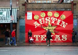 Gente a passeggio in una via con i cartelloni del South by Southwest 2012 Annual Festival di Austin, Texas - © GSPhotography / Shutterstock.com