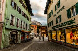 Gente a passeggio in una via del centro di Berchtesgaden, Baviera, nel tardo pomeriggio (Germania) - © Sergey Fedoskin / Shutterstock.com