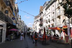 Gente a passeggio in una via del centro di Dieppe, Francia. Città d'arte e di storia, questa località dell'Alta Normandia è anche celebre per essere un centro dinamico ...