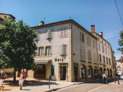 Gente a passeggio in una via dello shopping nel centro di Cluny, Borgogna-Franca Contea (Francia) - © fotoliza / Shutterstock.com