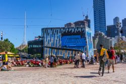 Gente a passeggio nel centro di Melbourne, Australia - © tmpr / Shutterstock.com