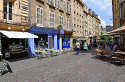 Gente a passeggio nel centro di Metz, Francia, in estate - © Pack-Shot / Shutterstock.com